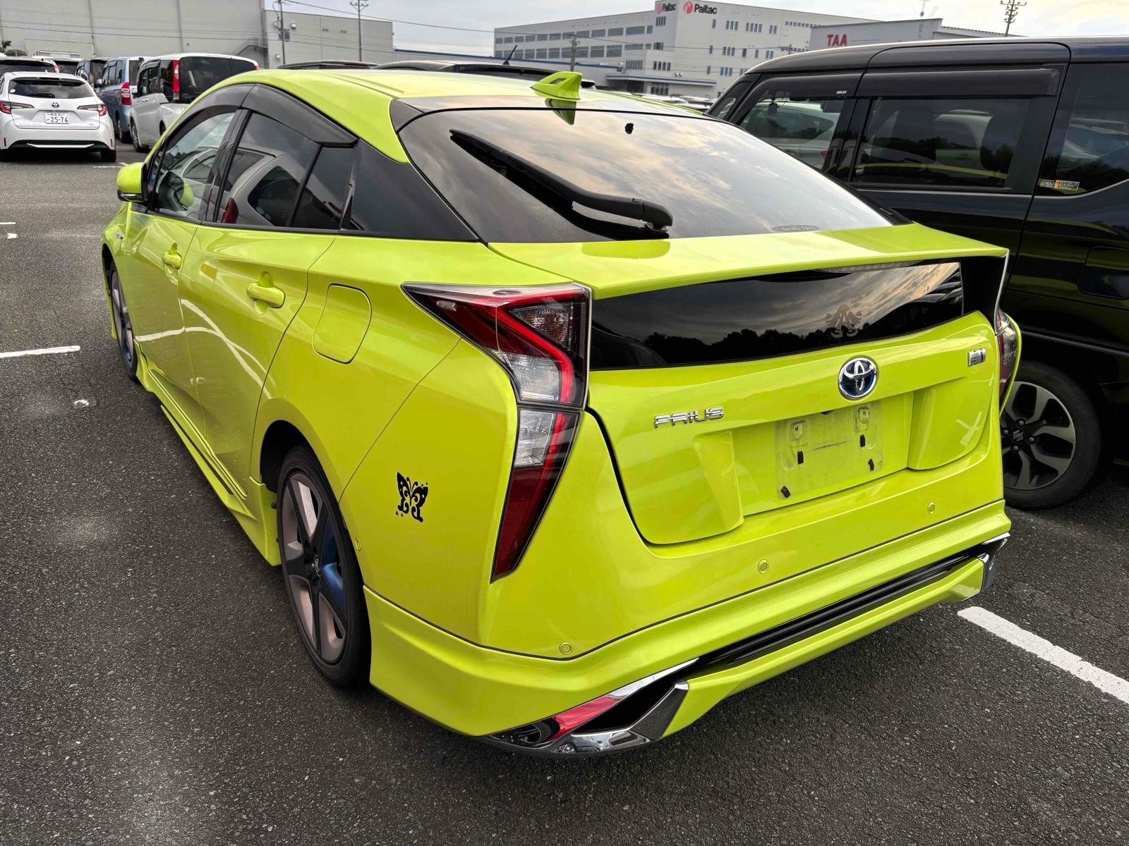 TOYOTA PRIUS A TOURINGSELECTION Image 2