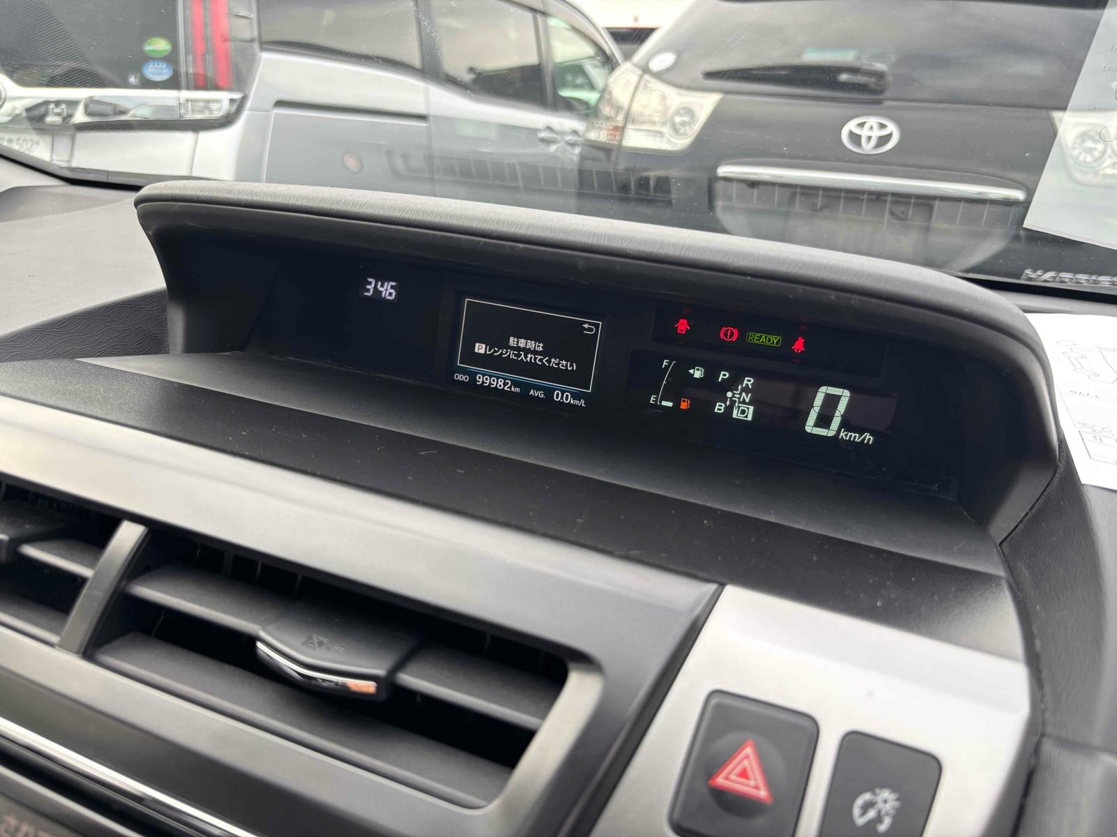 TOYOTA PRIUS ALPHA S Image 13