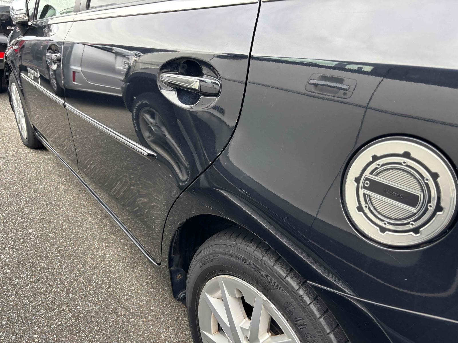 TOYOTA PRIUS ALPHA S Image 16