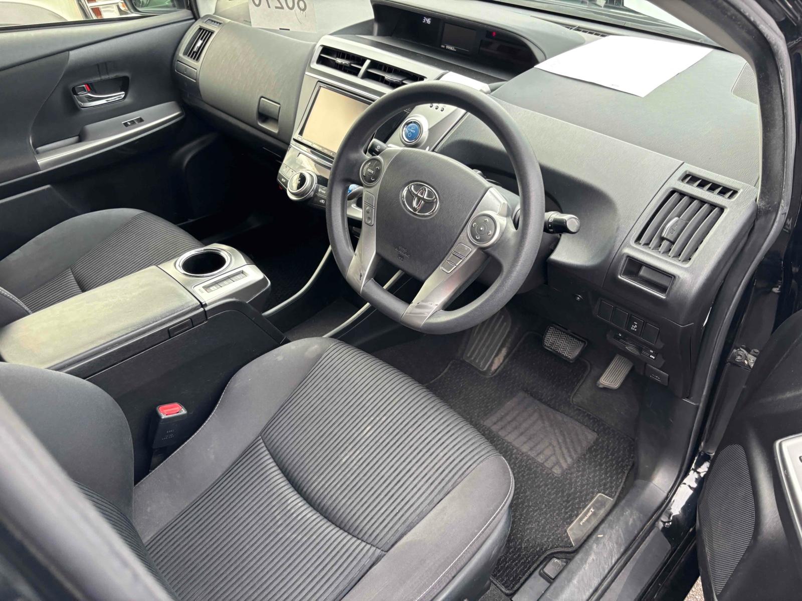 TOYOTA PRIUS ALPHA S Image 9