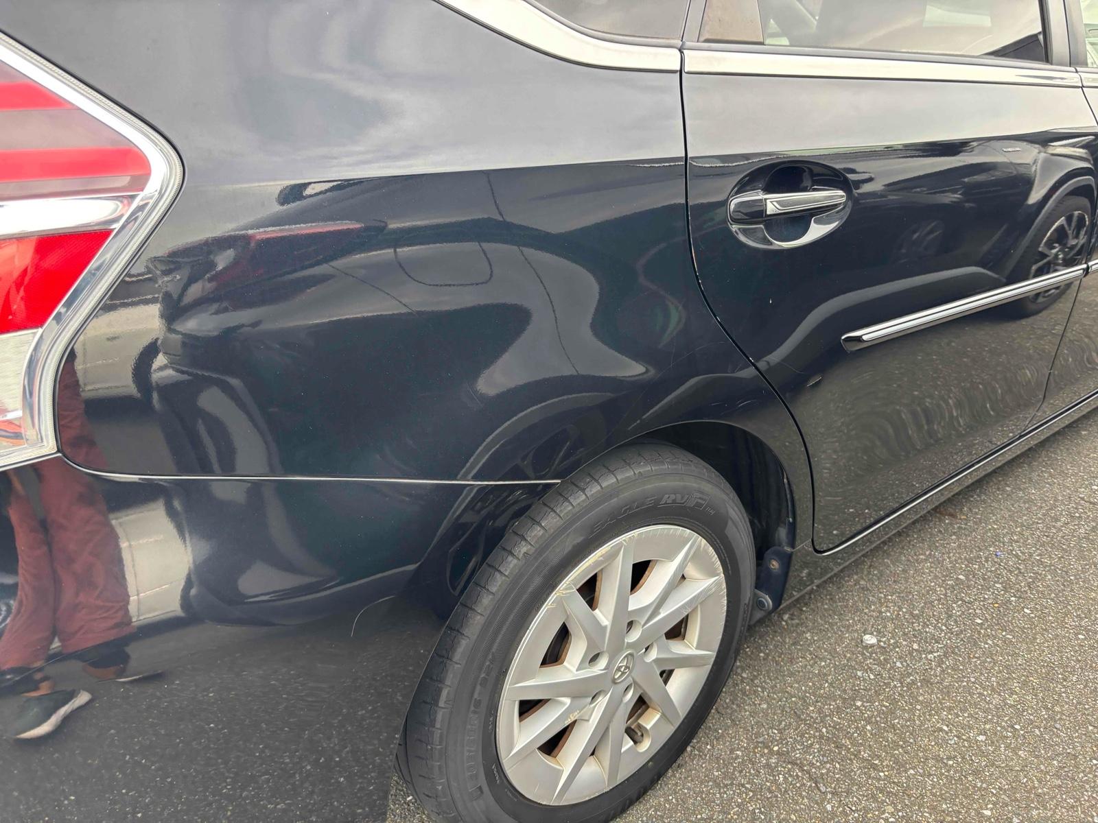 TOYOTA PRIUS ALPHA S Image 15