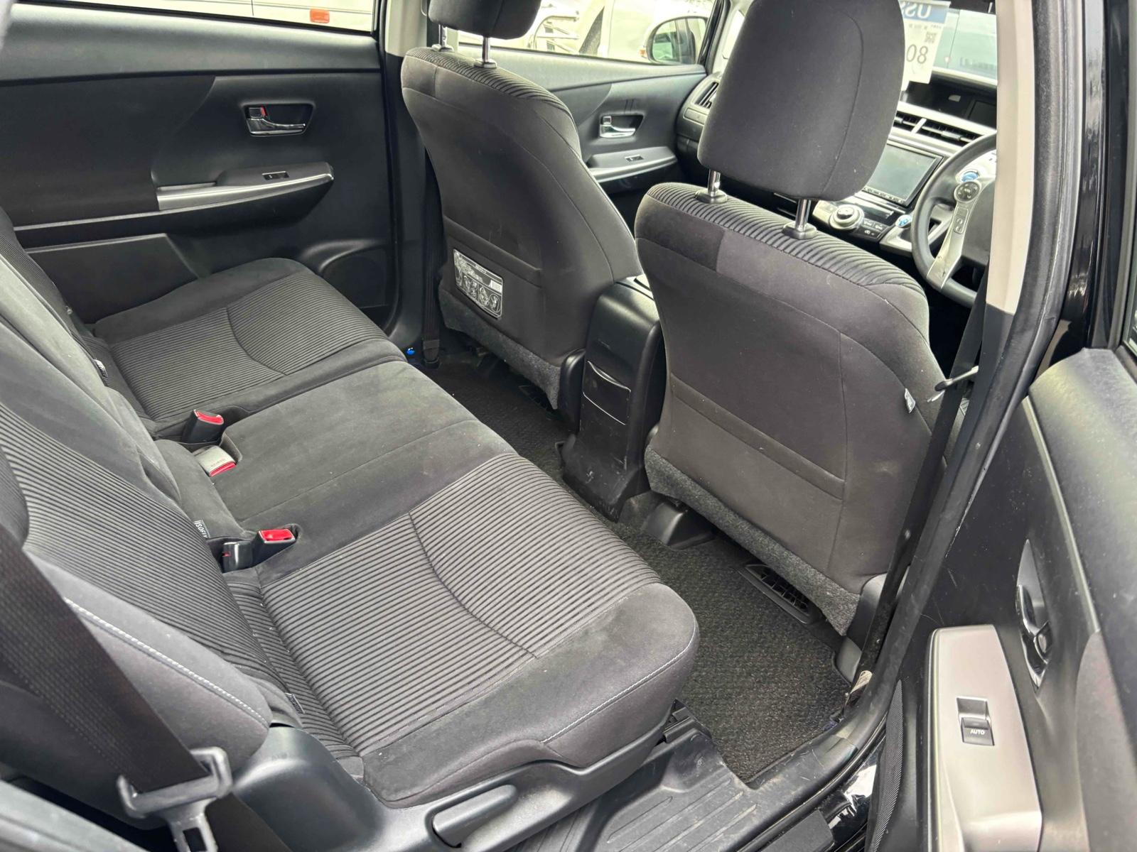 TOYOTA PRIUS ALPHA S Image 10