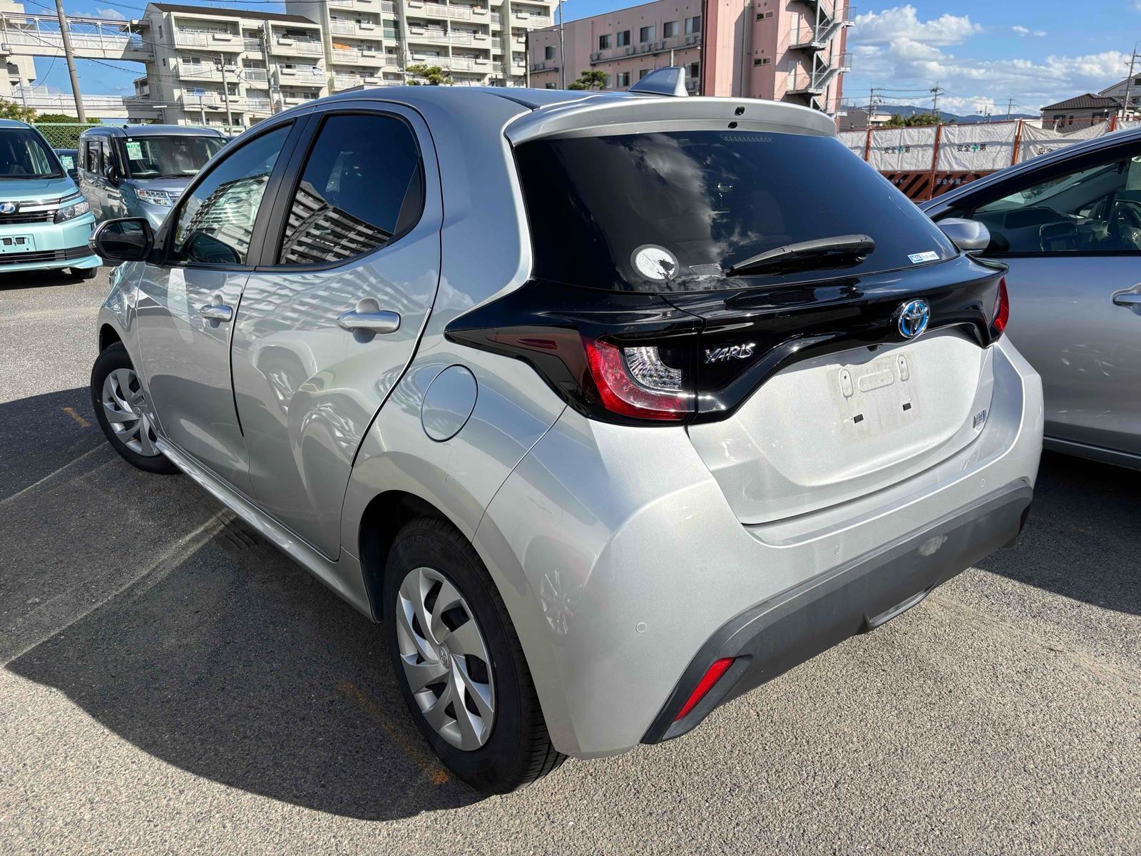 TOYOTA YARIS HYBRID X Image 2