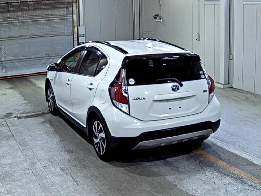 TOYOTA AQUA X-URBAN SOLID Image 2