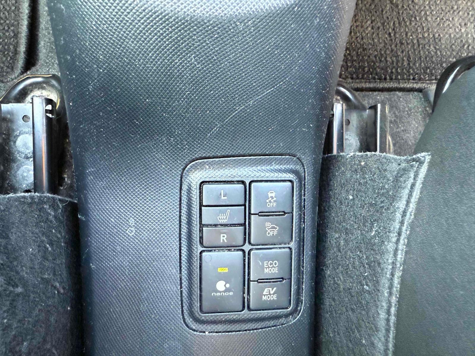 TOYOTA AQUA X-URBAN SOLID Image 9