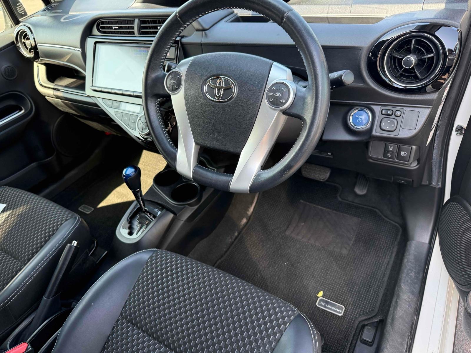 TOYOTA AQUA X-URBAN SOLID Image 6