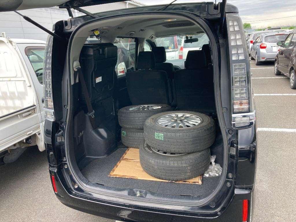 TOYOTA VOXY HYBRID X Image 10