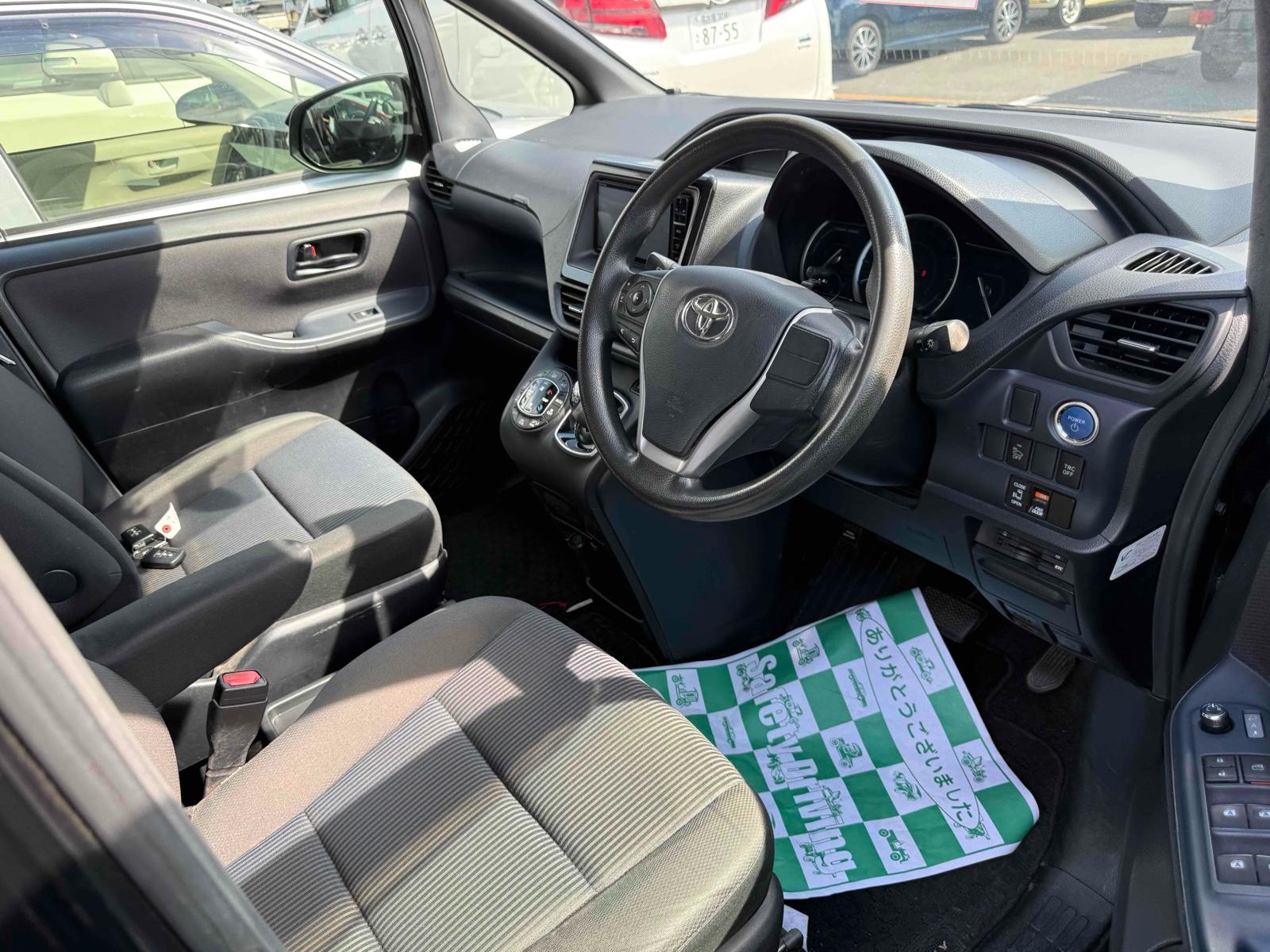 TOYOTA VOXY HYBRID X Image 11