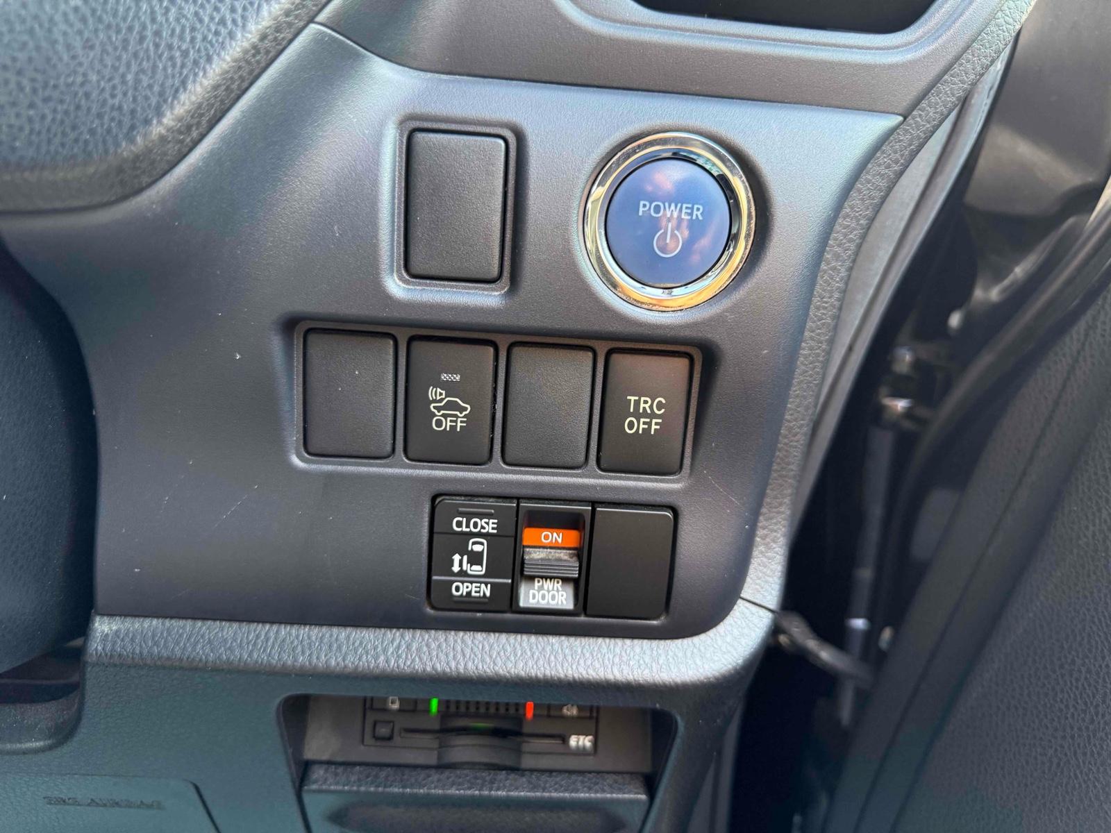 TOYOTA VOXY HYBRID X Image 12