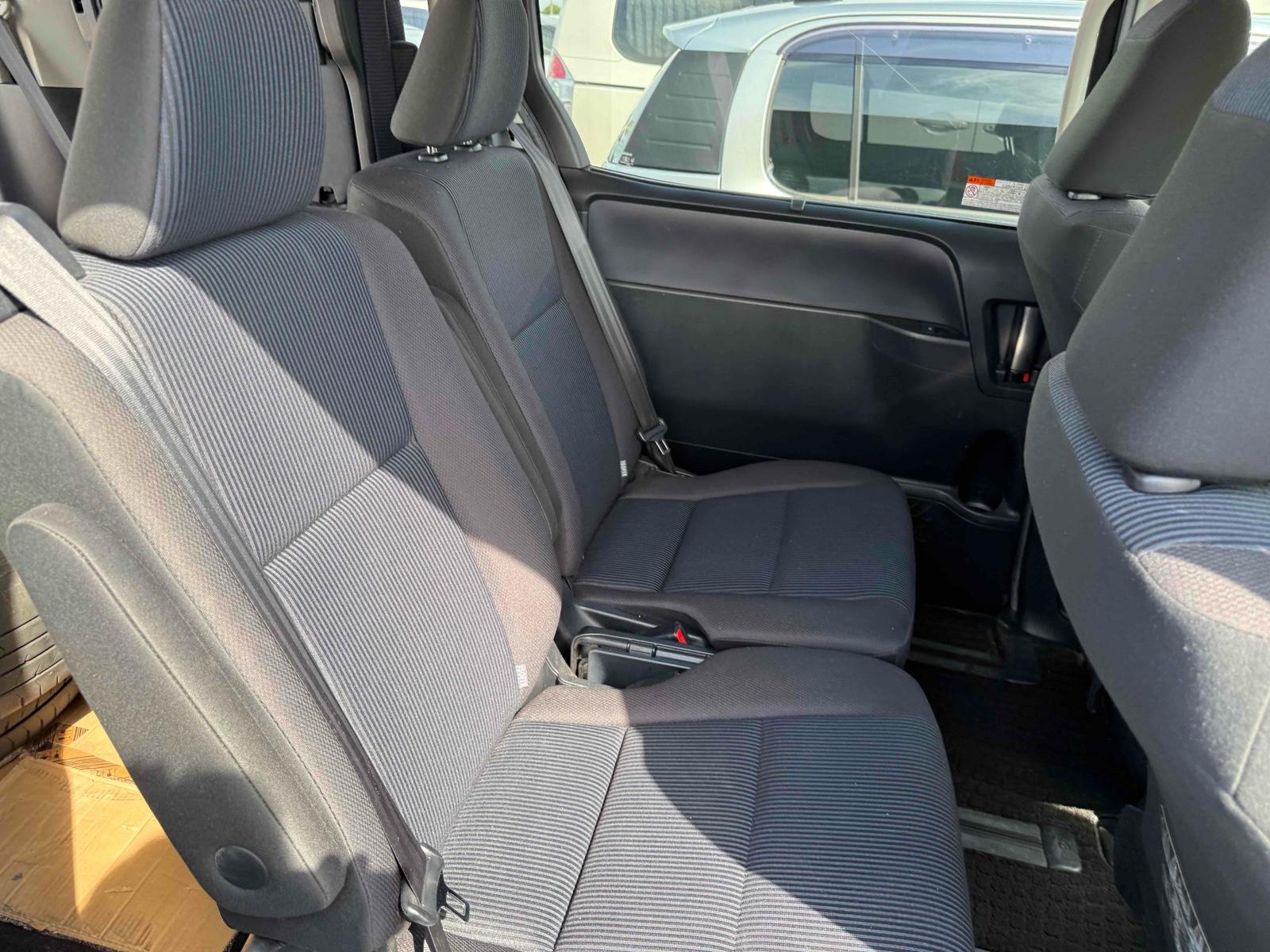TOYOTA VOXY HYBRID X Image 16