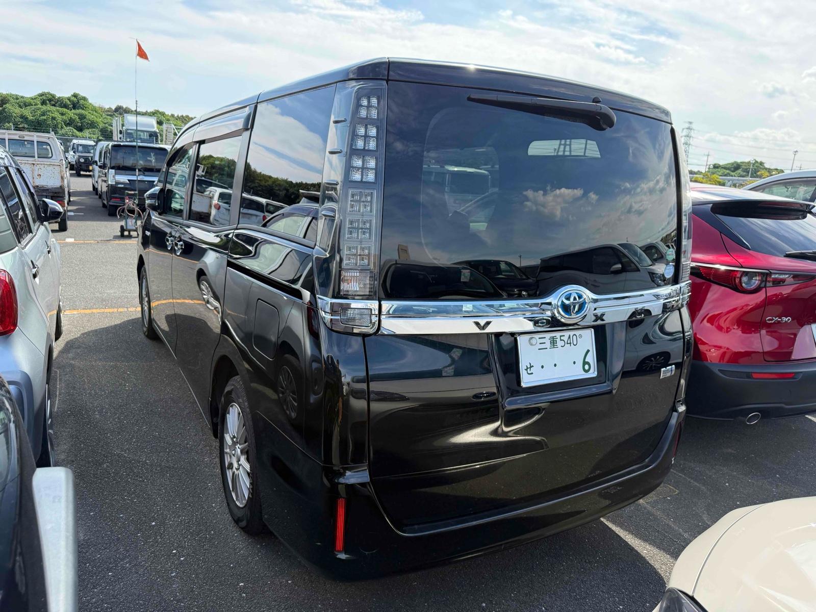 TOYOTA VOXY HYBRID X Image 2