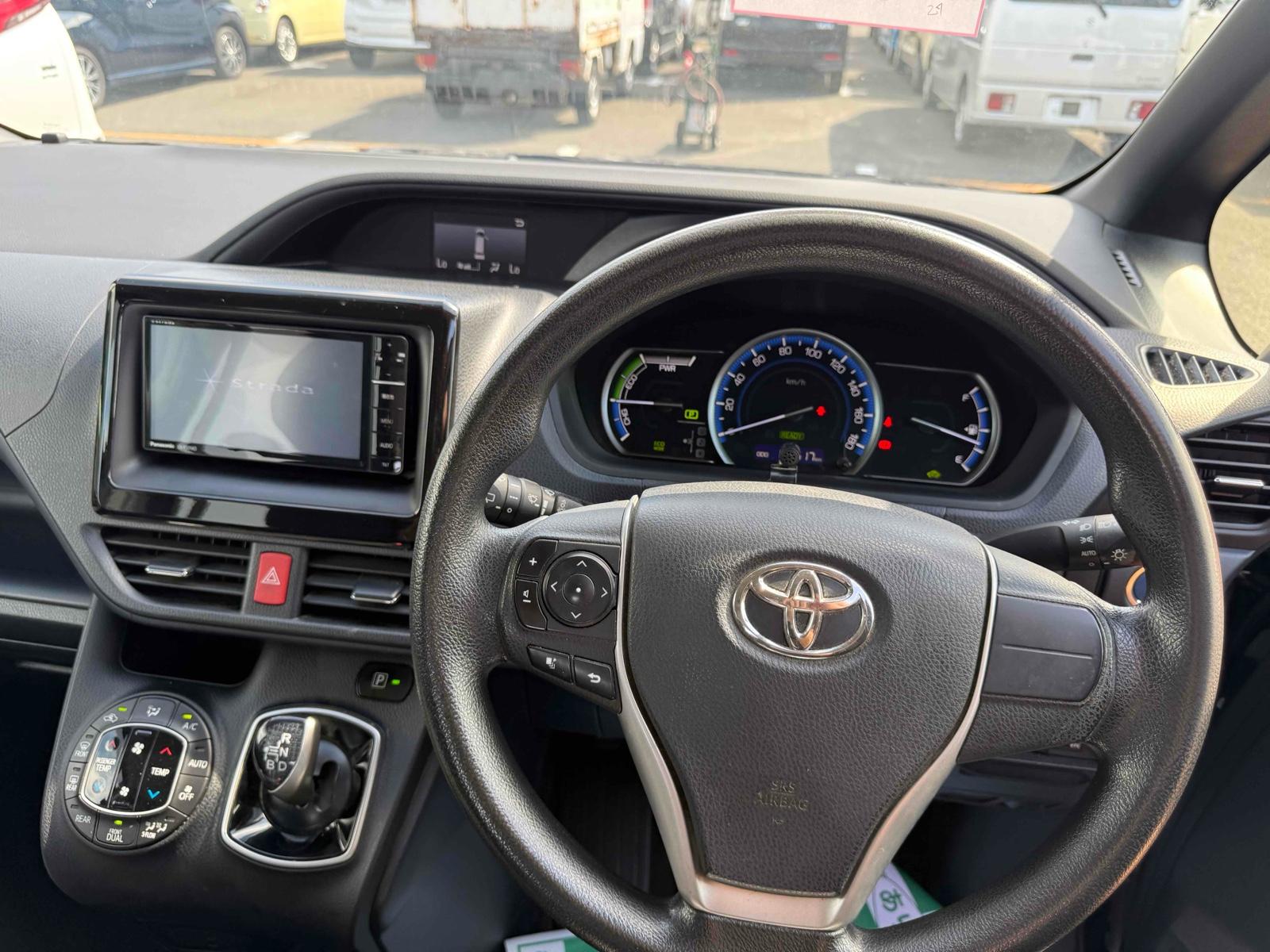TOYOTA VOXY HYBRID X Image 13