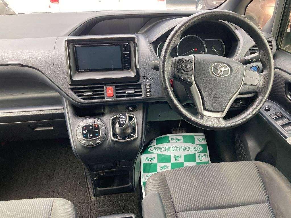 TOYOTA VOXY HYBRID X Image 8