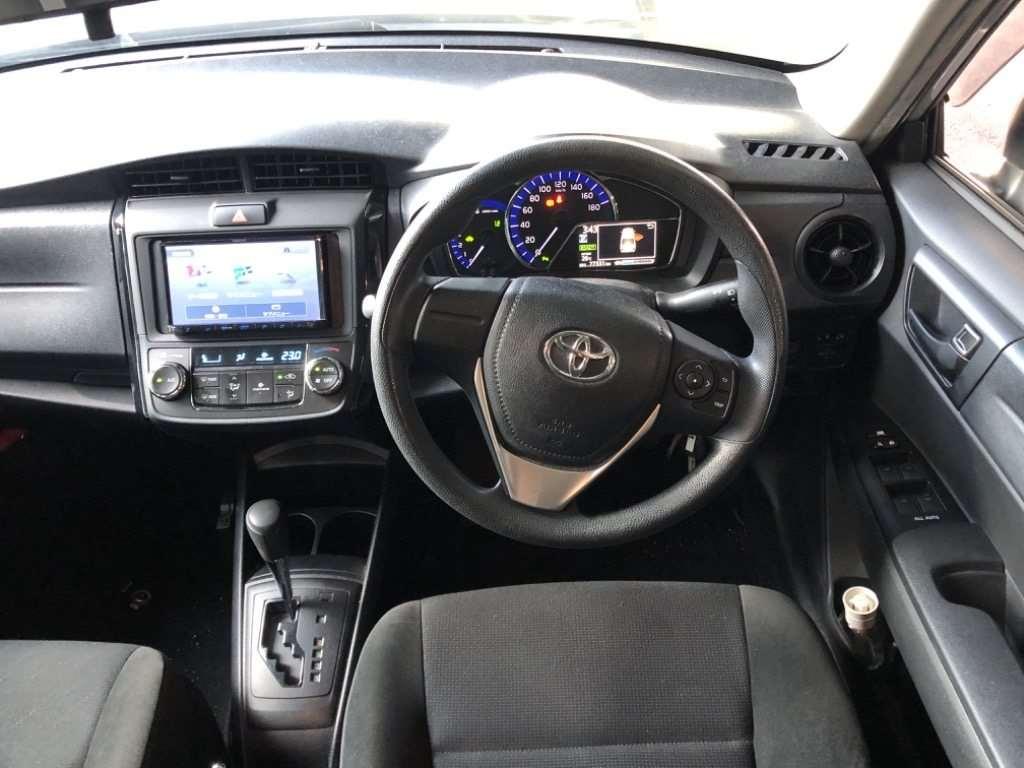 TOYOTA COROLLA AXIO HYBRID Image 8