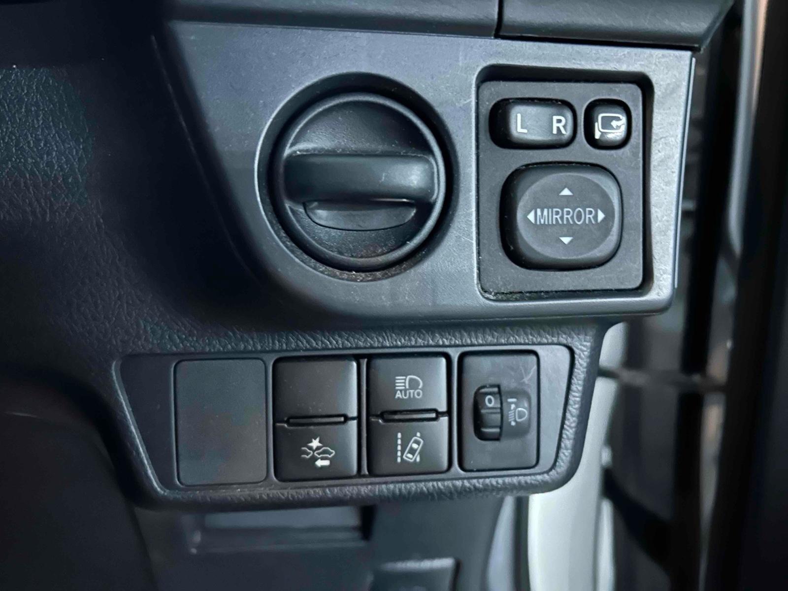 TOYOTA COROLLA AXIO HYBRID Image 17