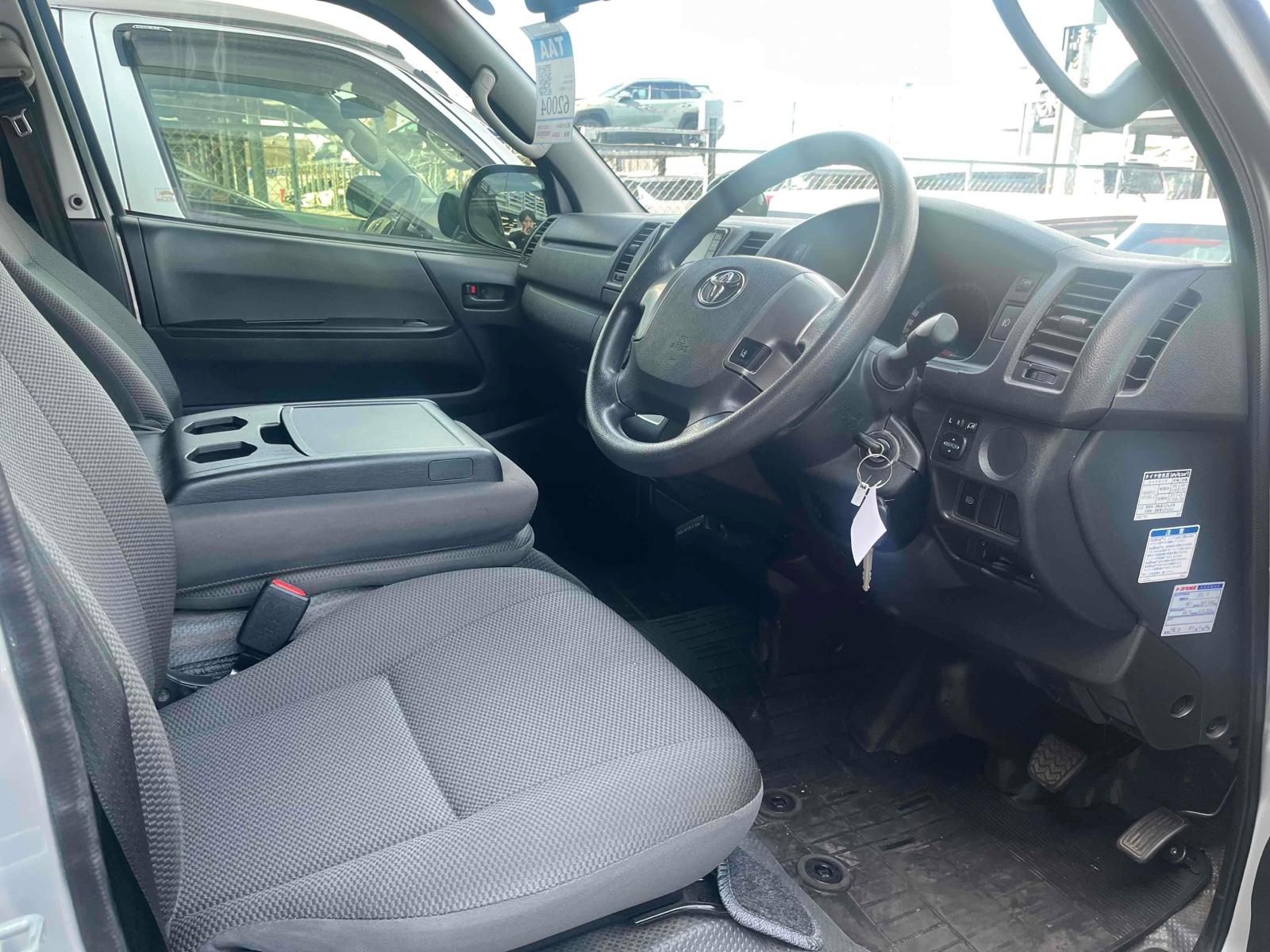 TOYOTA HIACE VAN LONGDX GL PACKAGE 4WD Image 5