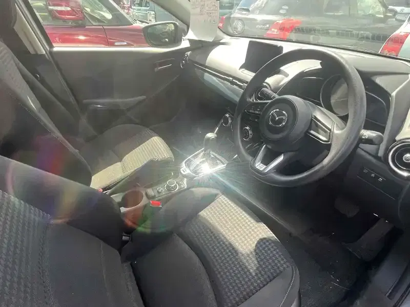 MAZDA DEMIO 13S Image 6