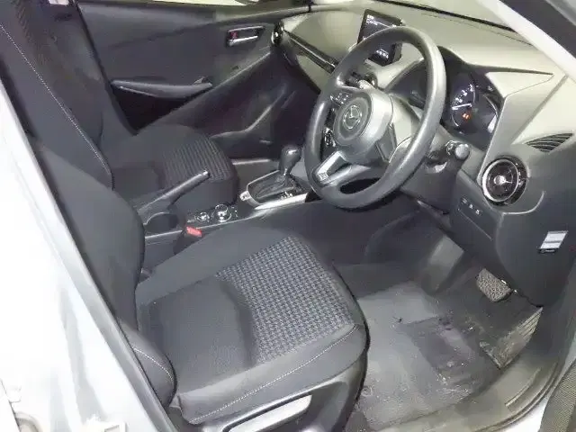 MAZDA DEMIO 13S Image 5