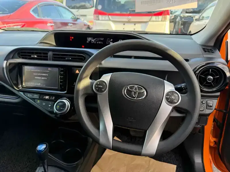 TOYOTA AQUA S Image 9