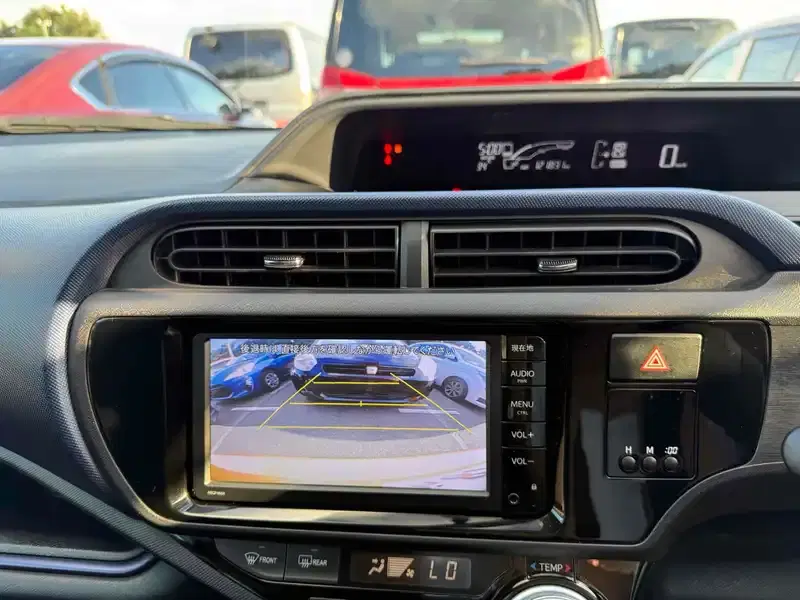 TOYOTA AQUA S Image 10