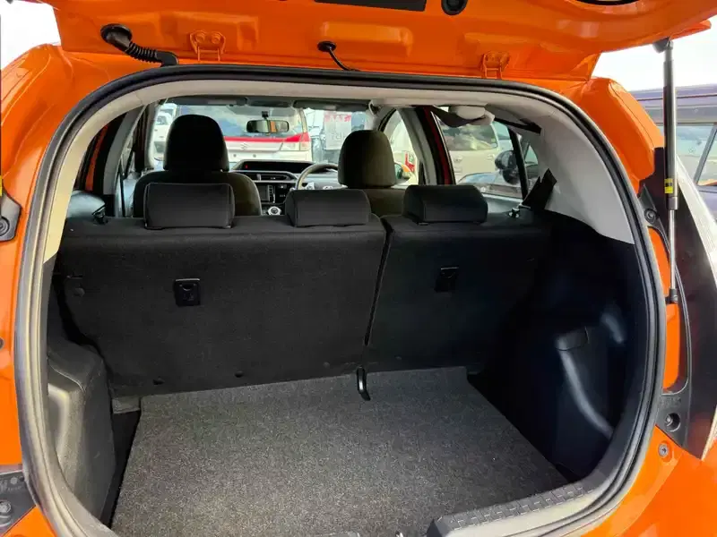 TOYOTA AQUA S Image 13