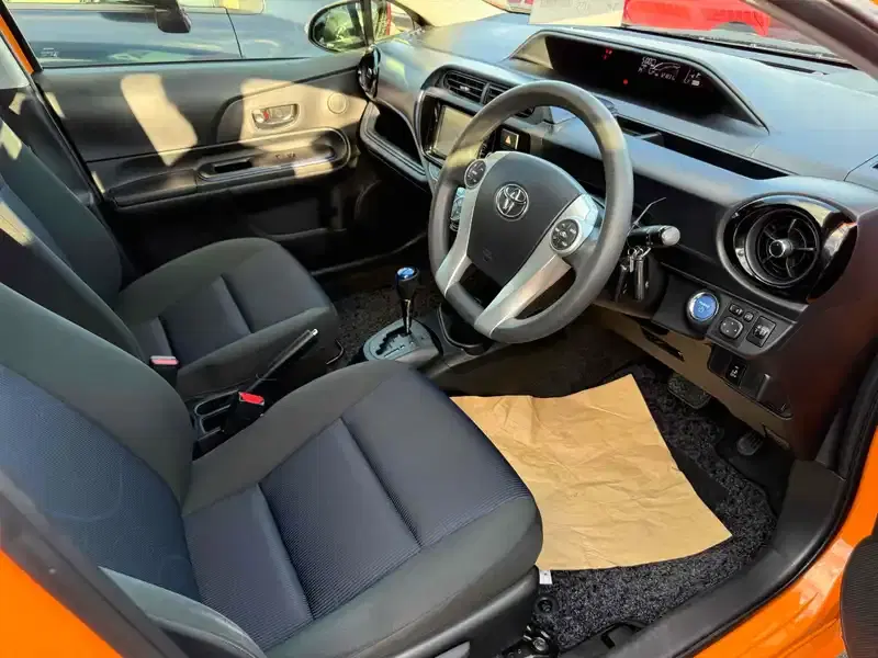 TOYOTA AQUA S Image 8