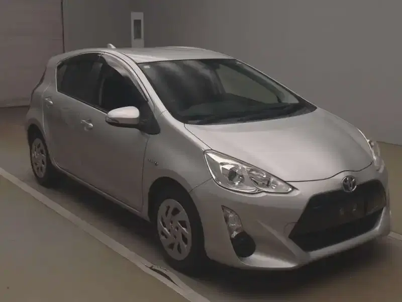 TOYOTA AQUA S Image 6