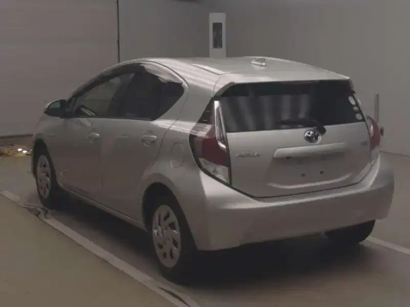TOYOTA AQUA S Image 7