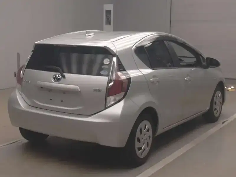 TOYOTA AQUA S Image 4