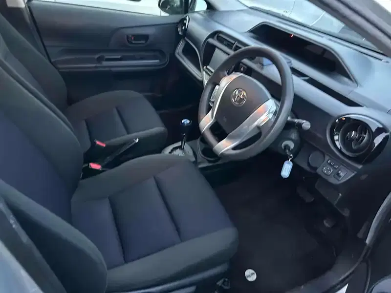 TOYOTA AQUA S Image 13