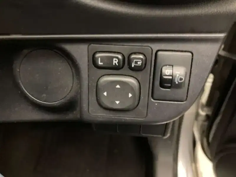 TOYOTA AQUA S Image 9