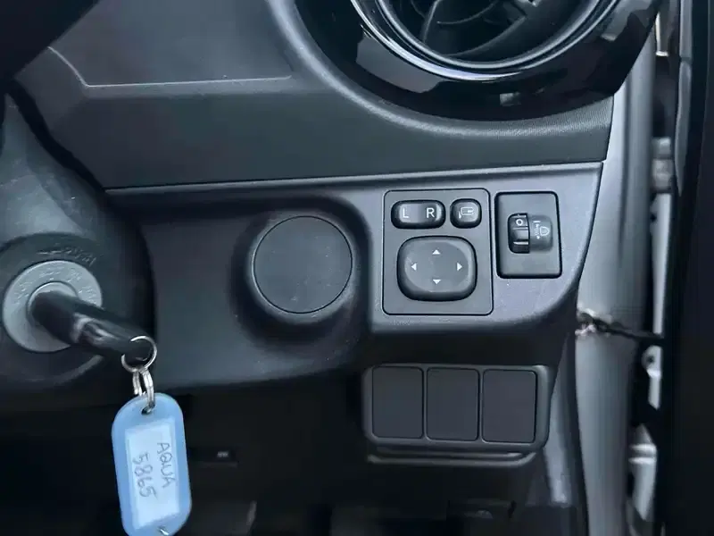 TOYOTA AQUA S Image 15