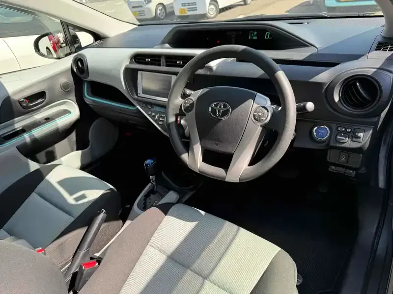 TOYOTA AQUA S Image 10