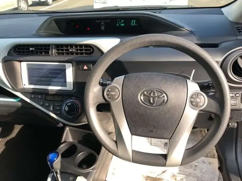 TOYOTA AQUA S Image 6
