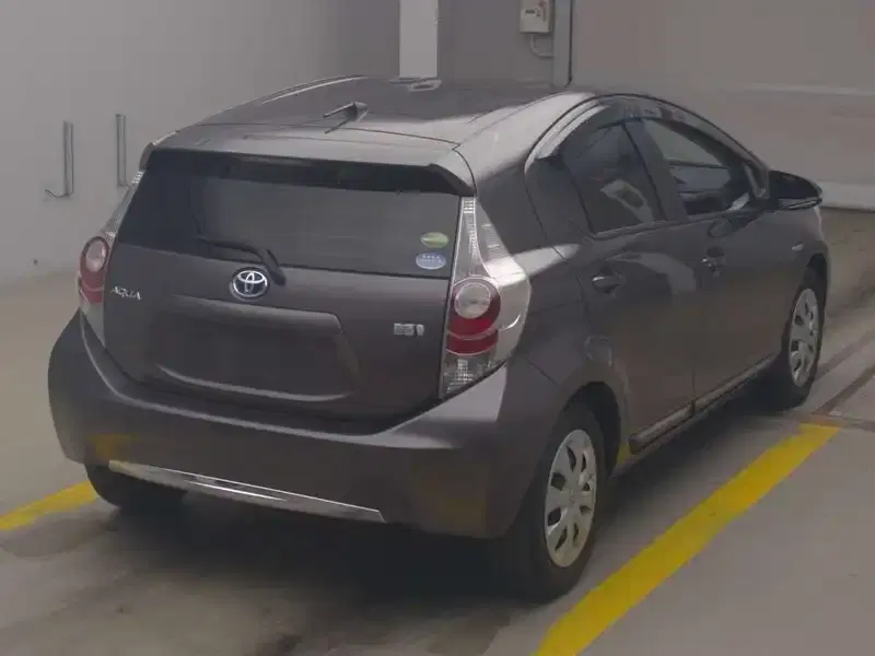 TOYOTA AQUA S Image 2