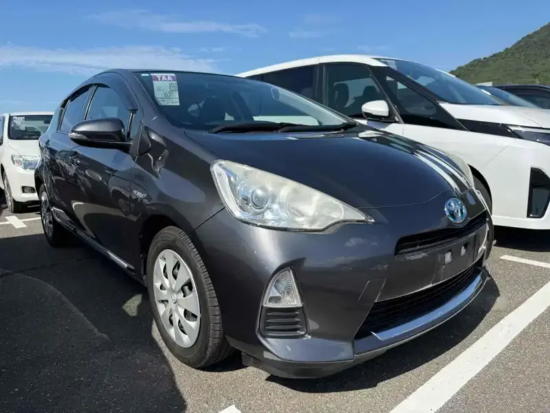 TOYOTA AQUA S Image 8