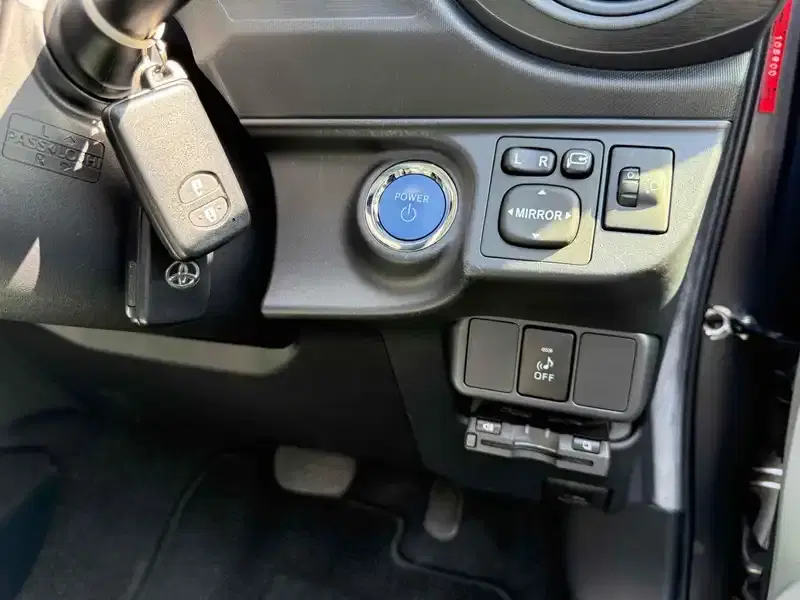 TOYOTA AQUA S Image 11