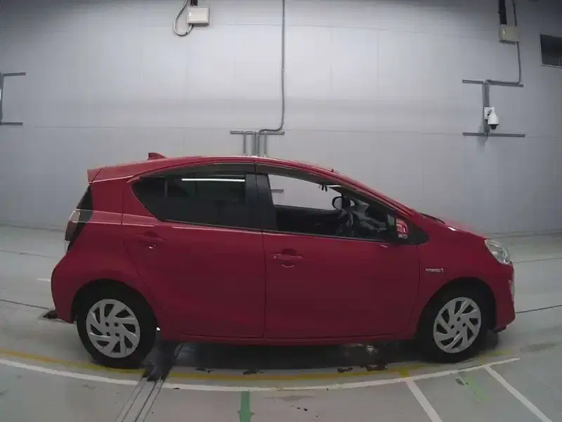 TOYOTA AQUA G Image 6