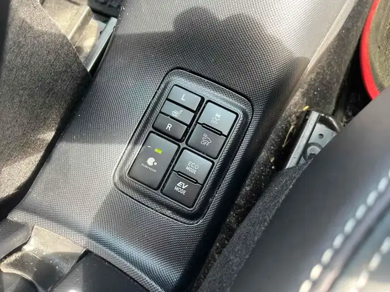 TOYOTA AQUA CROSS OVER Image 10