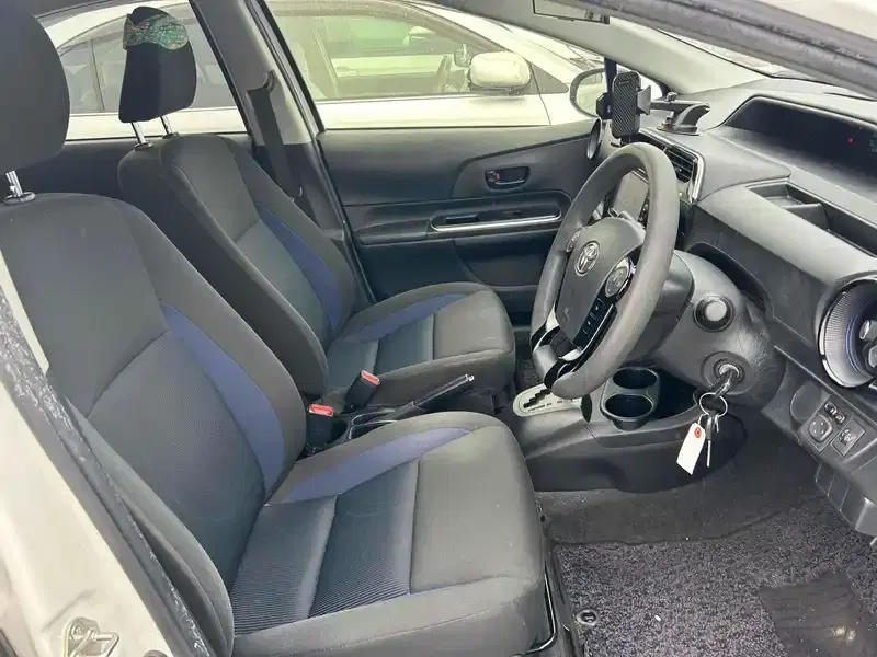 TOYOTA AQUA S Image 6