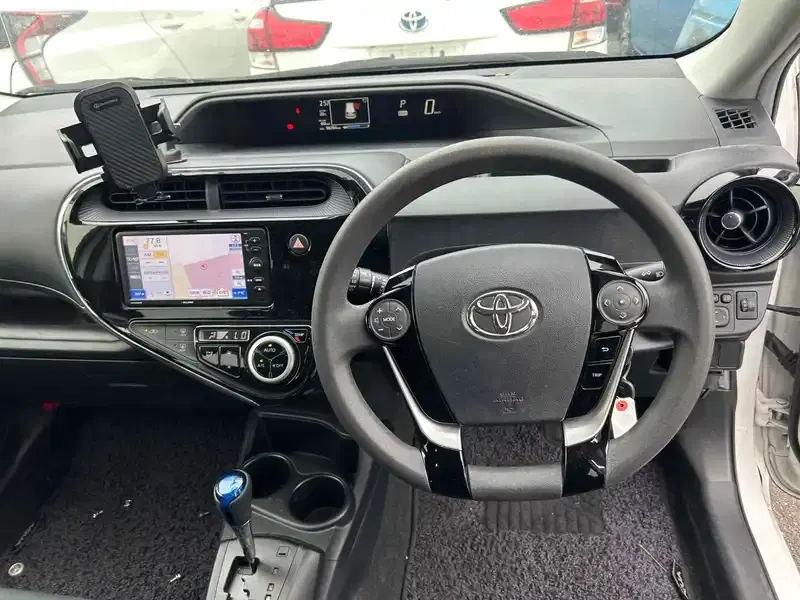 TOYOTA AQUA S Image 5