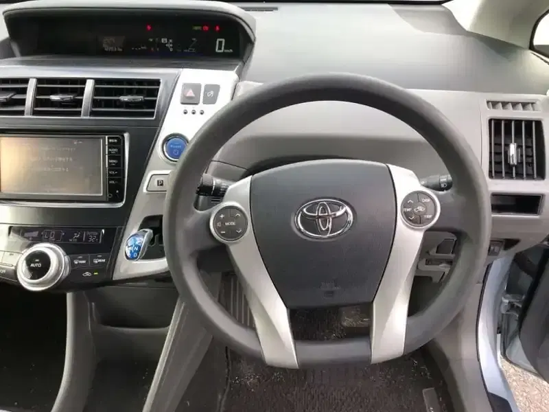 TOYOTA PRIUS ALPHA S Image 8