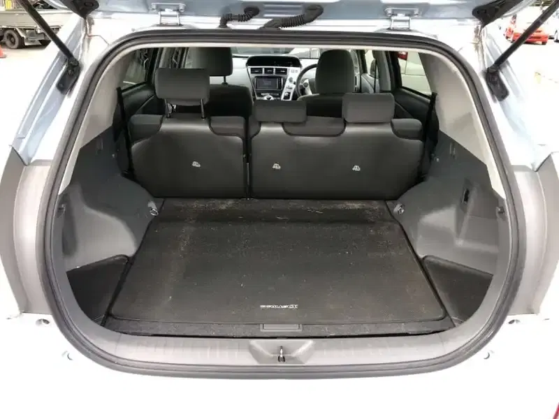 TOYOTA PRIUS ALPHA S Image 9