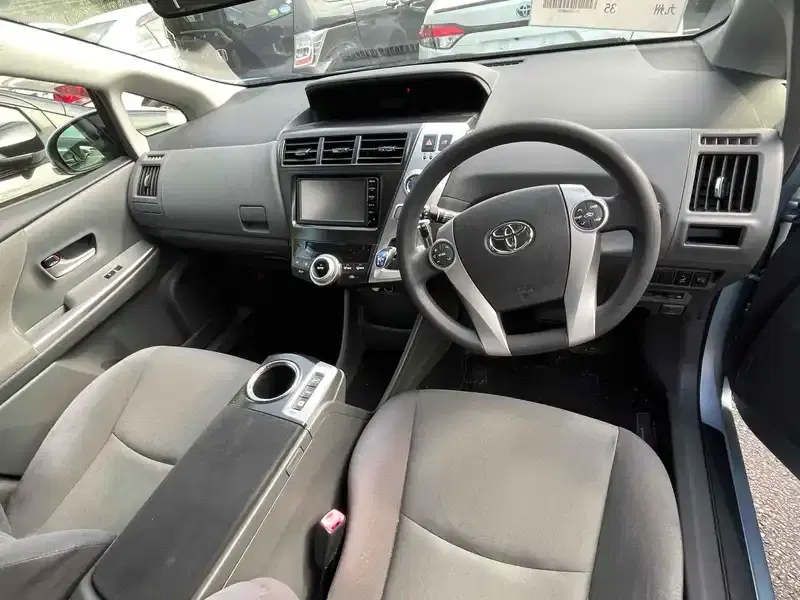 TOYOTA PRIUS ALPHA S Image 11