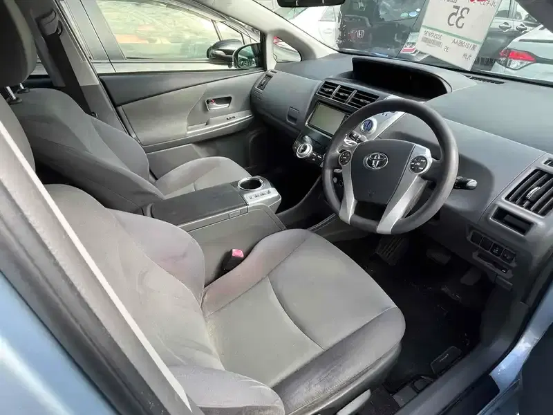 TOYOTA PRIUS ALPHA S Image 10