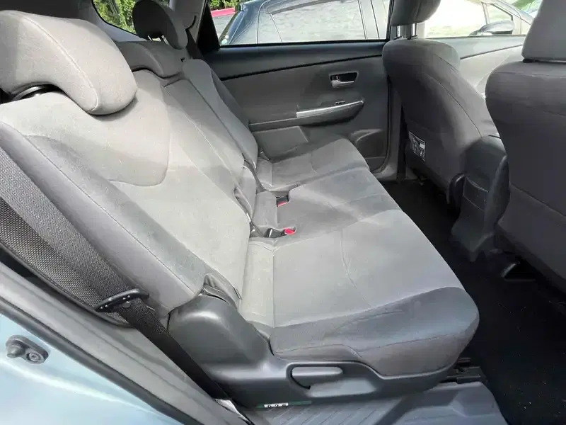 TOYOTA PRIUS ALPHA S Image 12